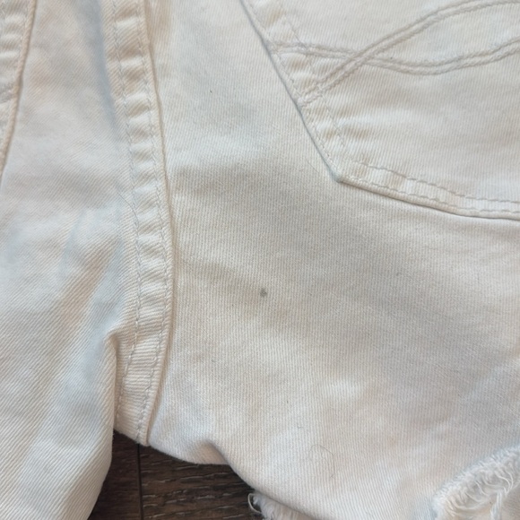 White Denim Abercrombie and Fitch Shorts. Women’s size 4. Good used condition. - Picture 3 of 5